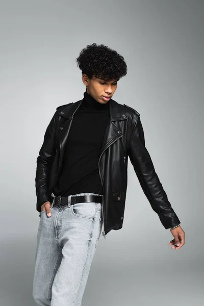 African American Man Trendy Hairstyle Leather Jacket Posing Hand Pocket — Foto de Stock