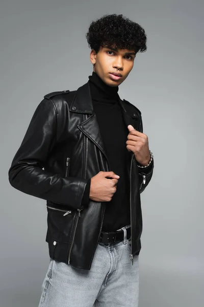 Young African American Man Stylish Casual Clothes Looking Camera Isolated — Stock Photo, Image