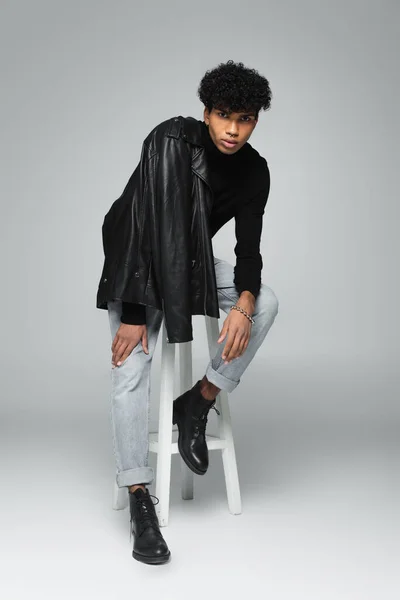 Молодий Афроамериканський Чоловік Чорною Шкіряною Курткою Плечі Позує Високому Табуреті — стокове фото