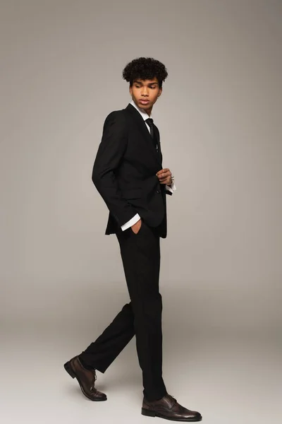 Young African American Man Elegant Suit Oxford Shoes Walking Hand — ストック写真