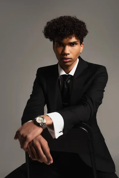 Junger Afrikanisch Amerikanischer Geschäftsmann Schwarzen Eleganten Anzug Sitzt Auf Einem — Stockfoto