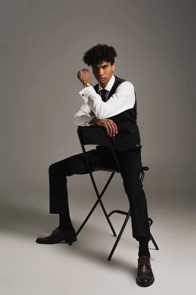 Young Stylish African American Businessman Posing Chair Grey Background — Fotografia de Stock