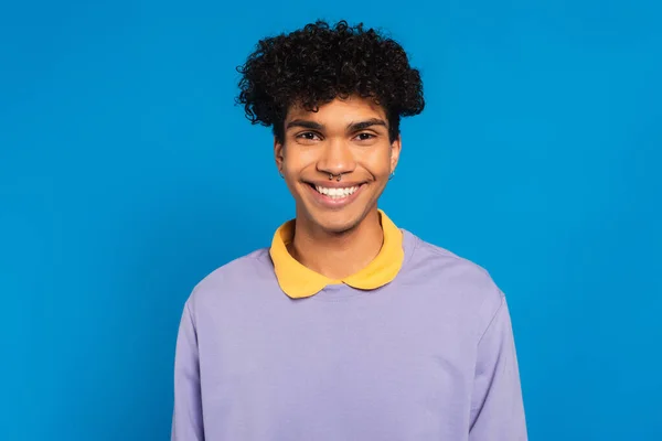 Joyful African American Man Lilac Pullover Yellow Collar Smiling Camera — Φωτογραφία Αρχείου