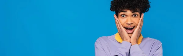 Дивовижний Афроамериканський Чоловік Торкається Обличчя Ізольовано Синьому Банер — стокове фото