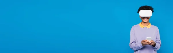Улыбающийся Африканский Американец Чате Наушников Мобильный Телефон Изолирован Синий Баннер — стоковое фото
