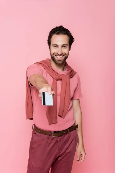 Uomo Sorridente Con Carta Credito Sfocata Isolata Rosa — Foto Stock