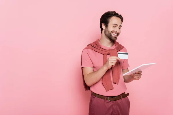 Leende Man Håller Digital Tablett Och Kreditkort Isolerad Rosa — Stockfoto