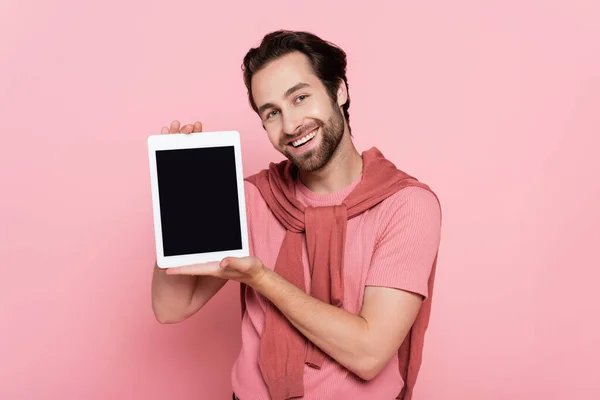 Glimlachende Man Toont Digitale Tablet Met Blanco Scherm Geïsoleerd Roze — Stockfoto