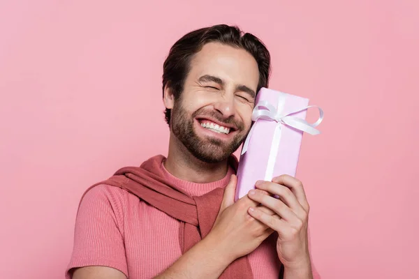 Happy Man Closed Eyes Holding Gift Box Isolated Pink — Stock Photo, Image