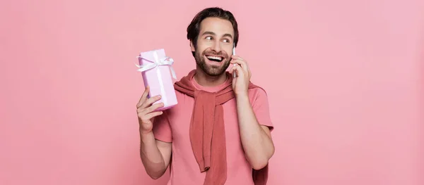 Homem Alegre Com Presente Falando Smartphone Isolado Rosa Banner — Fotografia de Stock