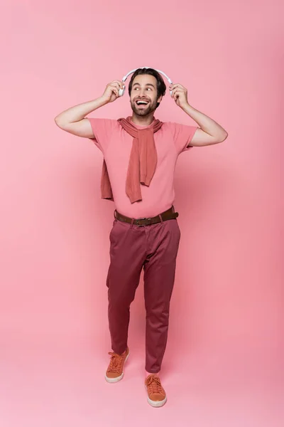 Comprimento Total Homem Alegre Segurando Fones Ouvido Fundo Rosa — Fotografia de Stock