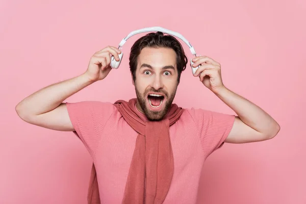 Amazed Man Jumper Shoulders Holding Headphones Isolated Pink — Stock Photo, Image