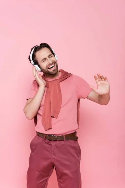 Hombre Sonriente Auriculares Cantando Aislado Rosa — Foto de Stock