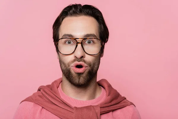 Amazed Man Eyeglasses Looking Camera Isolated Pink — Stock Photo, Image