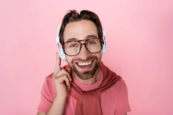 Uomo Sorridente Occhiali Cuffie Guardando Fotocamera Isolata Rosa — Foto Stock