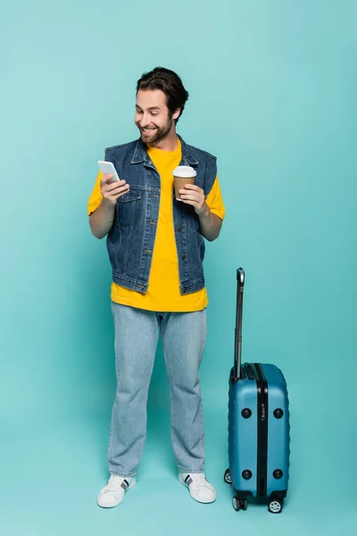 Hombre Sonriente Con Café Para Con Teléfono Inteligente Cerca Maleta — Foto de Stock