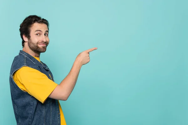 Morena Hombre Sonriendo Señalando Con Dedo Aislado Azul —  Fotos de Stock