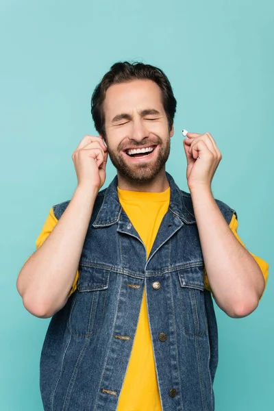 Homem Alegre Com Olhos Fechados Fones Ouvido Isolados Azul — Fotografia de Stock