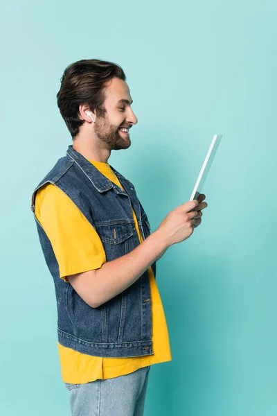 Πλευρική Άποψη Του Χαρούμενου Άνδρα Στο Ακουστικό Χρησιμοποιώντας Ψηφιακή Ταμπλέτα — Φωτογραφία Αρχείου