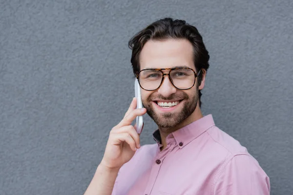 Lächelnder Geschäftsmann Mit Brille Der Draußen Auf Dem Smartphone Spricht — Stockfoto