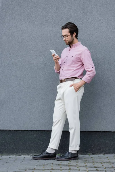 Young Businessman Using Smartphone Building Outdoors — Stock Photo, Image