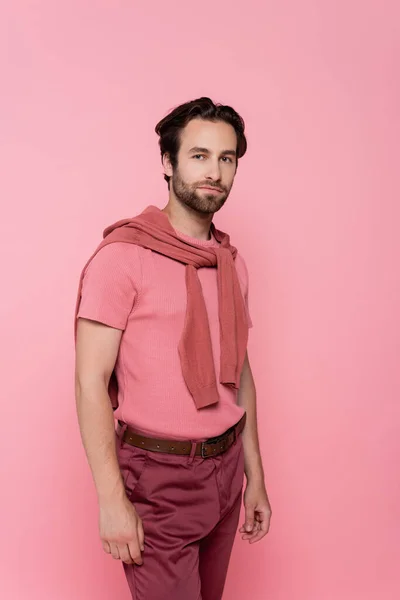 Giovane Con Maglione Sulle Spalle Guardando Fotocamera Isolata Rosa — Foto Stock