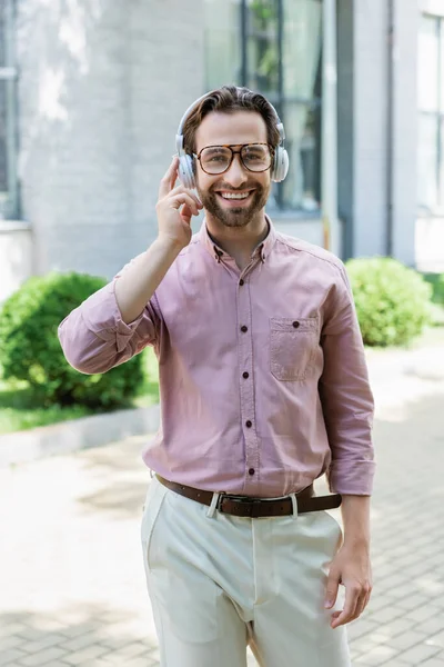 Hombre Negocios Sonriente Con Auriculares Parados Calle Urbana —  Fotos de Stock