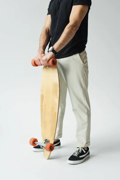 Vista Cortada Homem Jovem Shirt Preta Segurando Longboard Cinza — Fotografia de Stock