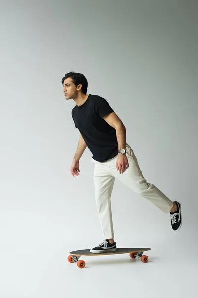 Full Length Young Man Black Shirt Riding Longboard Grey — Stock Photo, Image