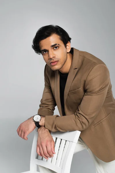 Hombre Joven Blazer Beige Apoyado Silla Gris — Foto de Stock