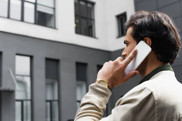 Νεαρός Άνδρας Μιλάει Στο Smartphone Κοντά Στο Κτίριο Έξω — Φωτογραφία Αρχείου