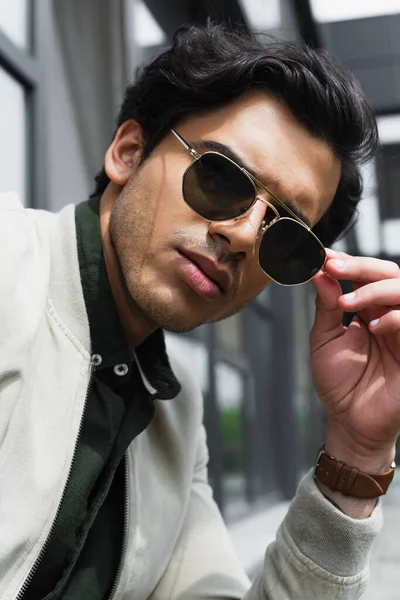 Hombre Joven Con Estilo Ajustando Gafas Sol Moda Fuera —  Fotos de Stock