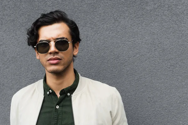 Joven Con Gafas Sol Elegantes Chaqueta Bombardero Posando Cerca Pared — Foto de Stock