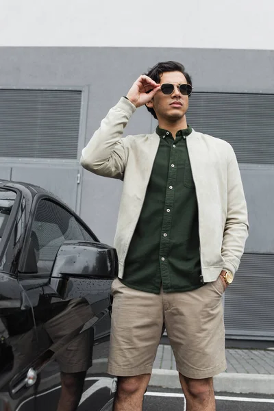 Young Man Stylish Sunglasses Bomber Jacket Standing Hand Pocket Modern — Stock Photo, Image