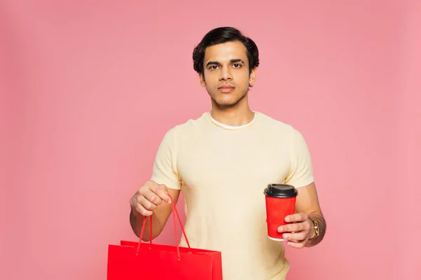 Joven Sosteniendo Café Para Bolsa Compras Aislado Rosa — Foto de Stock