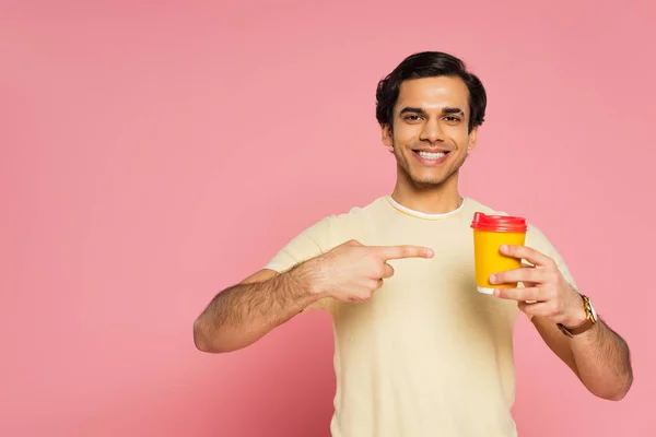 Joven Feliz Señalando Con Dedo Taza Papel Con Café Para — Foto de Stock