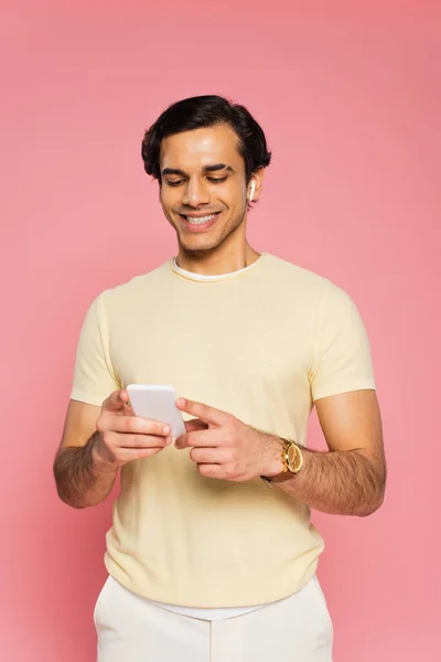 Pleased Young Man Wireless Earphones Using Smartphone Isolated Pink — Stock Photo, Image