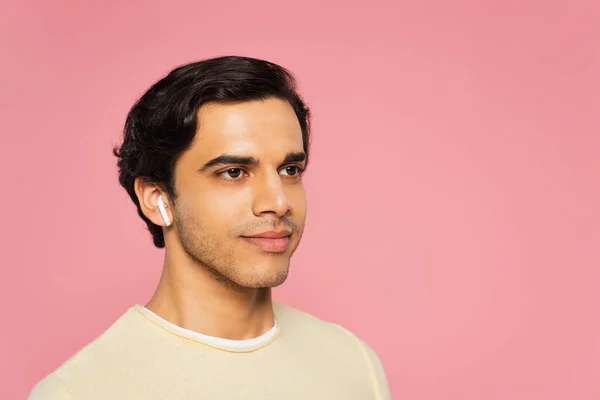 Joven Complacido Auriculares Inalámbricos Mirando Hacia Otro Lado Aislado Rosa — Foto de Stock