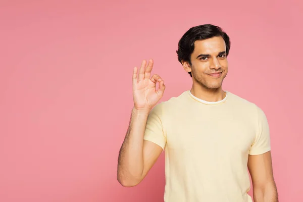 Alegre Joven Sonriendo Mostrando Signo Aislado Rosa — Foto de Stock