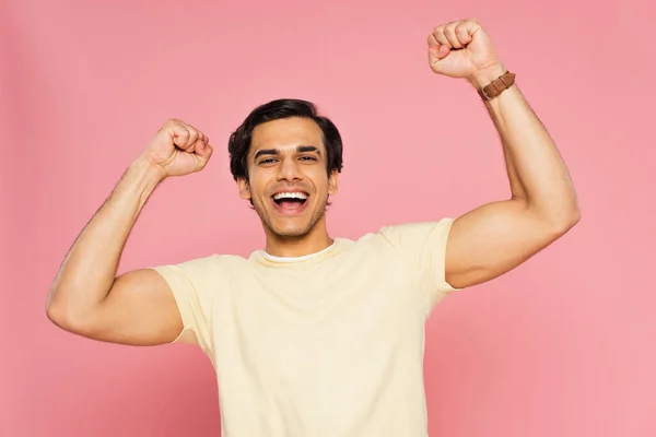 Ενθουσιασμένοι Νεαρός Άνδρας Υψωμένα Χέρια Απομονώνονται Ροζ — Φωτογραφία Αρχείου