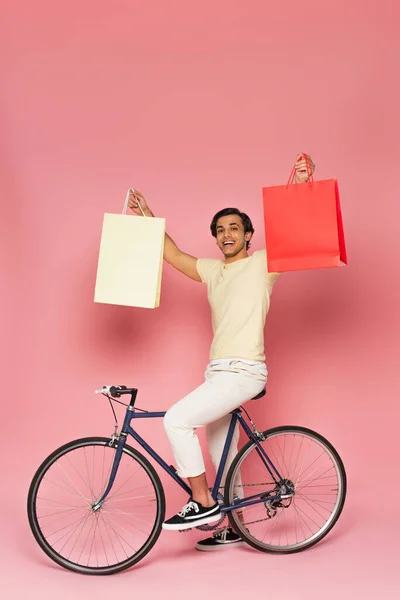 Alegre Joven Caballo Bicicleta Celebración Bolsas Compras Rosa — Foto de Stock