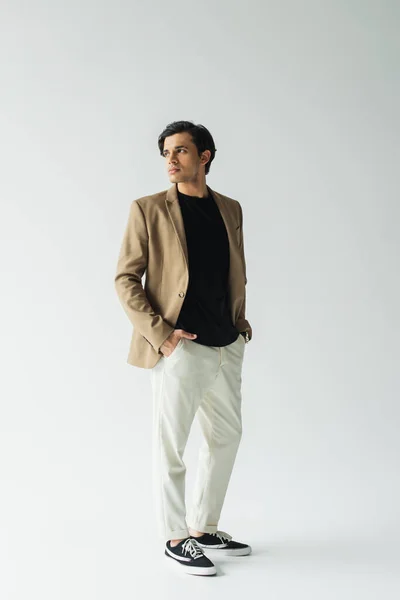 Longitud Completa Hombre Joven Elegante Chaqueta Beige Pie Con Las —  Fotos de Stock