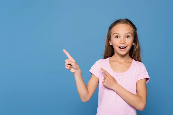 Menina Positiva Apontando Com Dedos Isolados Azul — Fotografia de Stock