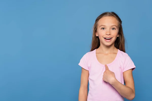 Usmívající Dítě Ukazuje Sebe Izolované Modři — Stock fotografie