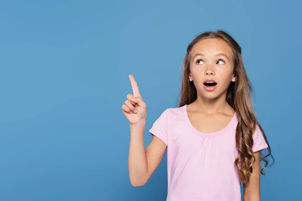 Criança Pensativa Apontando Com Dedo Isolado Azul — Fotografia de Stock