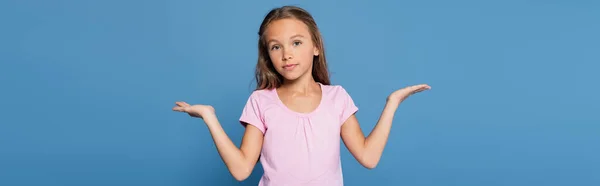 Preteen Kind Zeigt Mit Den Händen Isoliert Auf Blau Banner — Stockfoto