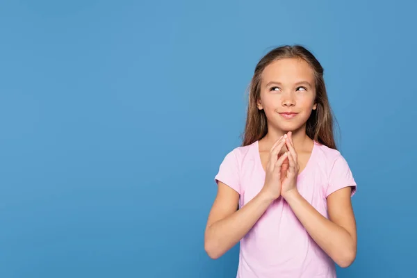 Sly Menina Pré Adolescente Olhando Para Longe Isolado Azul — Fotografia de Stock