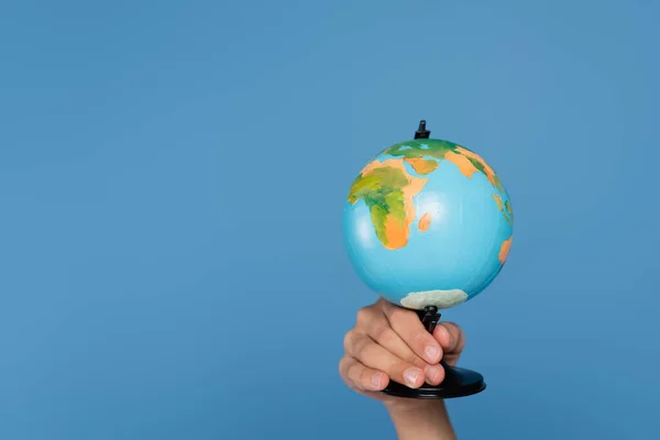 Cropped View Girl Holding Globe Isolated Blue — Foto de Stock