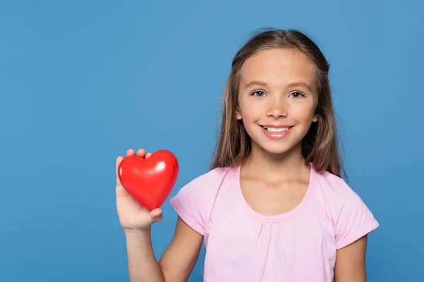 Bambino Sorridente Che Tiene Cuore Decorativo Isolato Sul Blu — Foto Stock