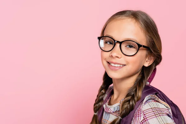 用粉色隔离的眼镜刻画一个笑着的小学生的肖像 — 图库照片
